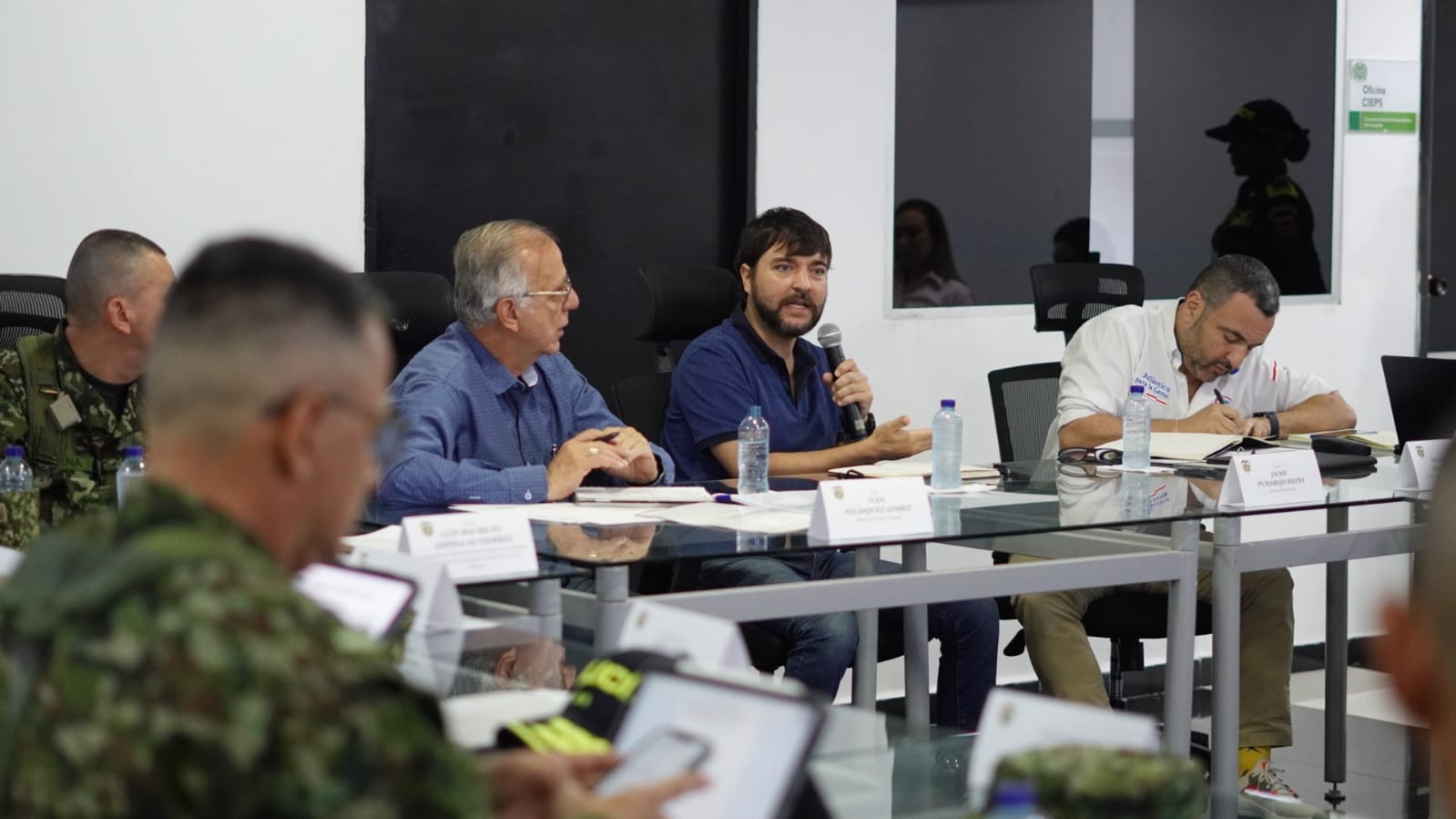 el alcalde Jaime Pumarejo durante un consejo de seguridad celebrado en la ciudad a partir de los hechos recientes en la ciudad.