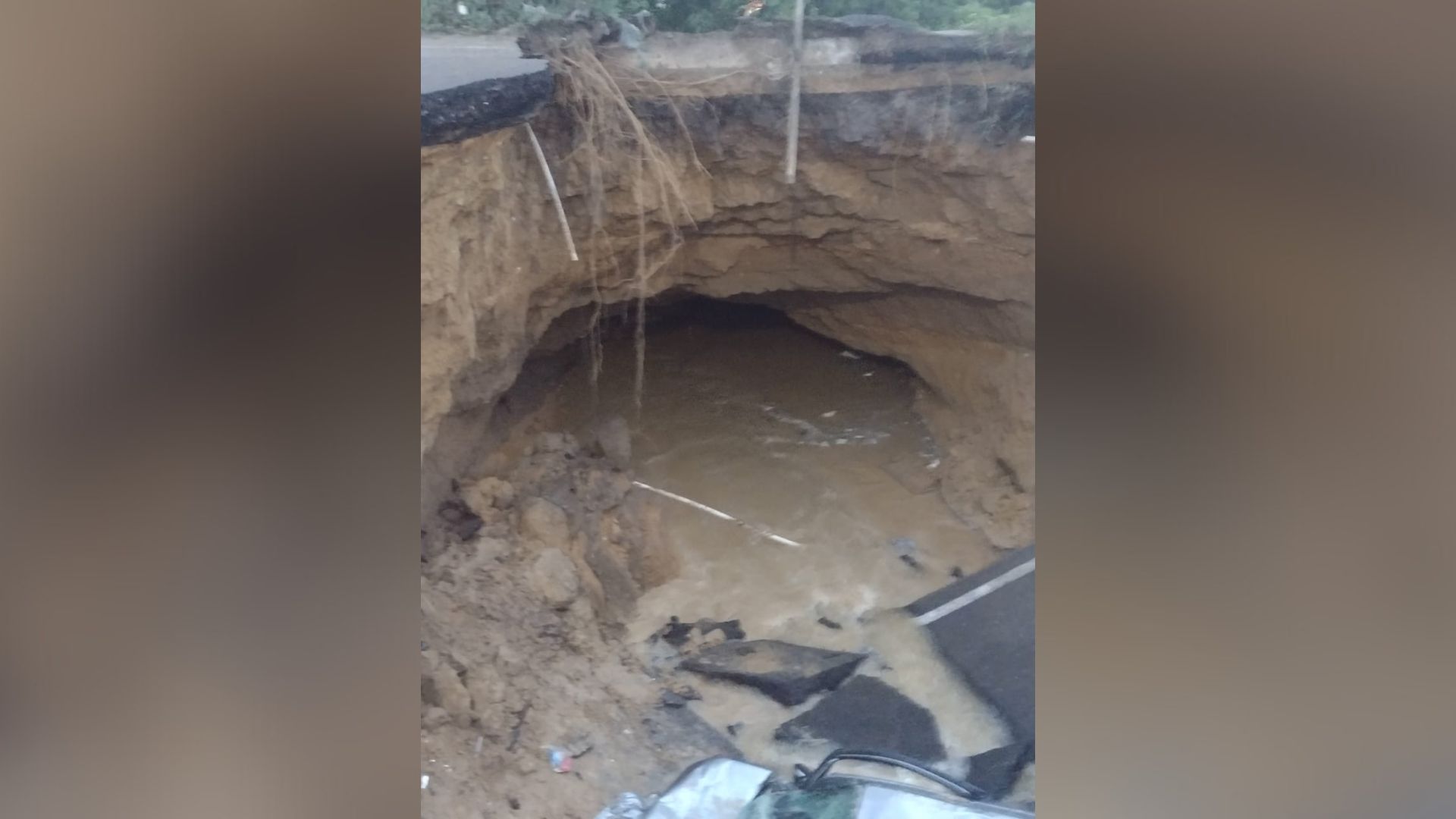 Imagen desde el interior del puente colapsado