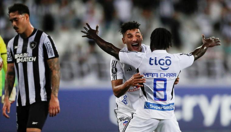 Yimmi Chará y Gabriel Fuentes celebran uno de sus goles en el triunfo 3-1 en su primer juego contra Botafogo. 