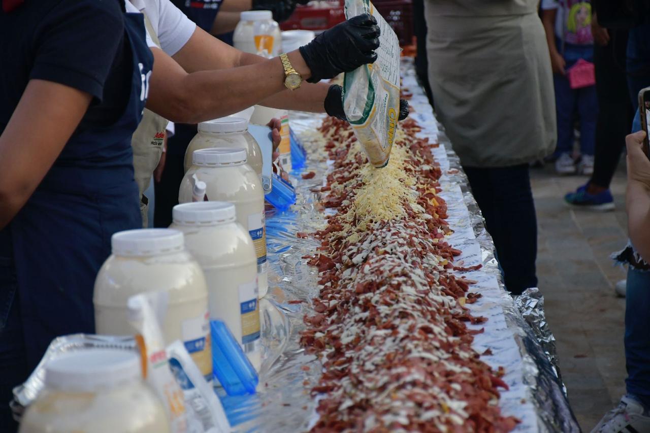 La pieza fue creada en el marco del Salchipapa Fest