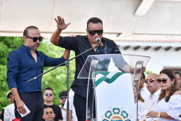 El hermano de Omar Geles durante uno de los actos fúnebres en homenaje al artista