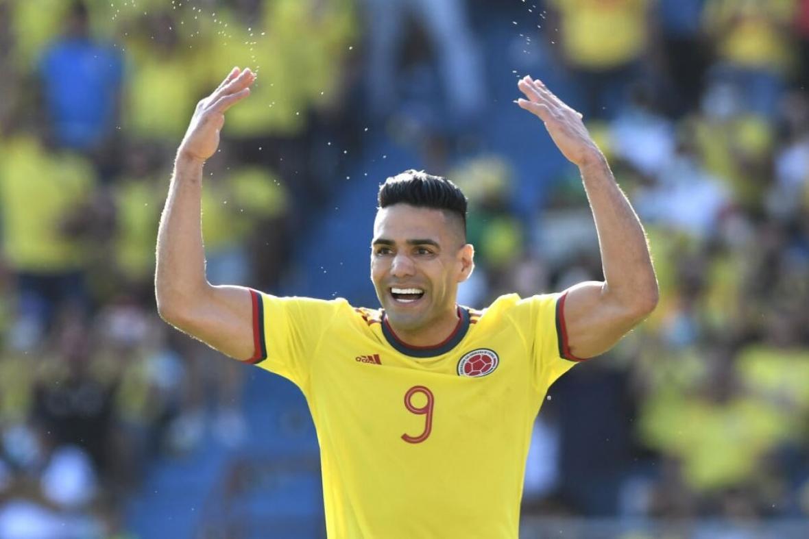 Radamel Falcao García levantando al público en el estadio Metropolitano durante un partido de la selección Colombia