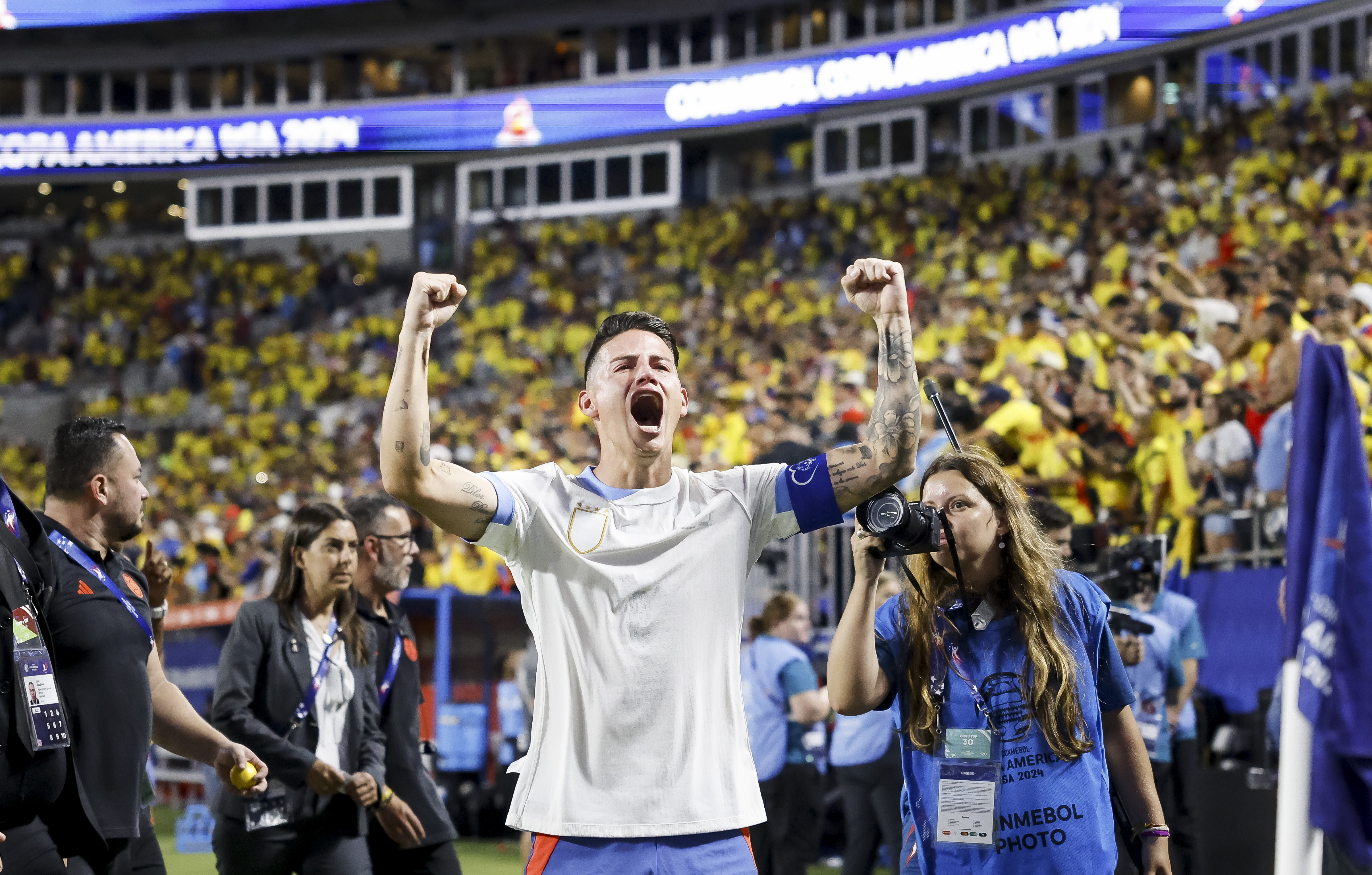 James David Rodríguez celebrando delante de la gente