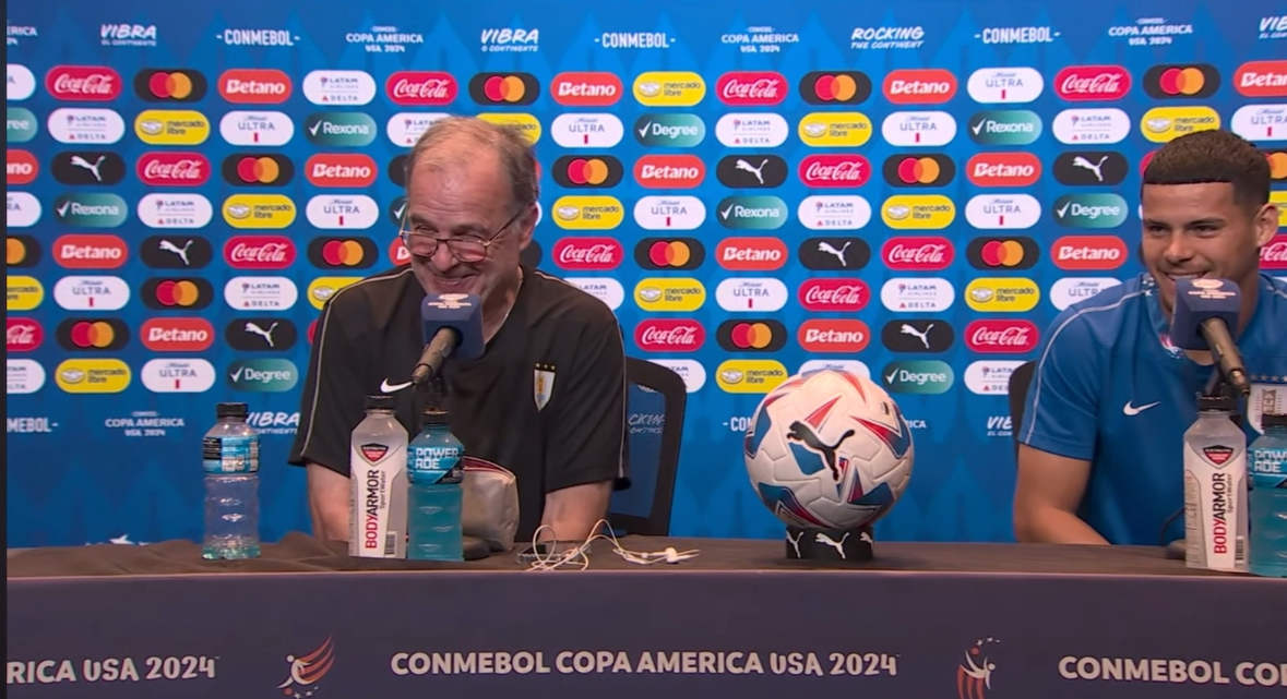 Marcelo Bielsa y Maximiliano Araujo riéndose de la situación que se presentó en la rueda de prensa. 