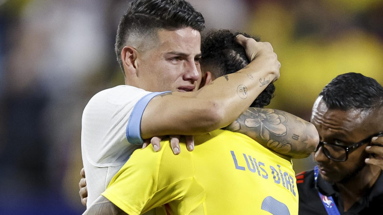 Luis Díaz y James Rodríguez se abrazan en la celebración del paso a la final de Colombia