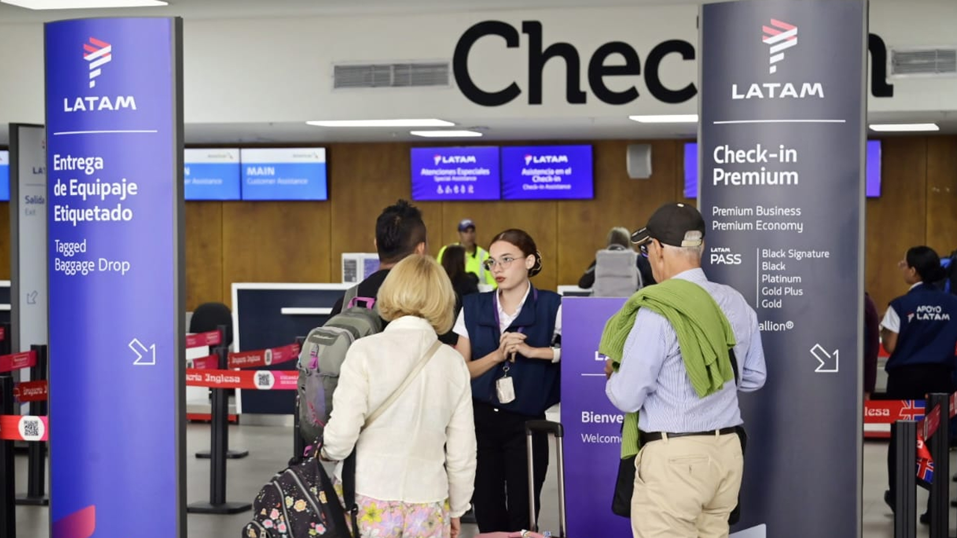 Gente llegando al aeropuerto Ernesto Cortissoz para tomar sus vuelos