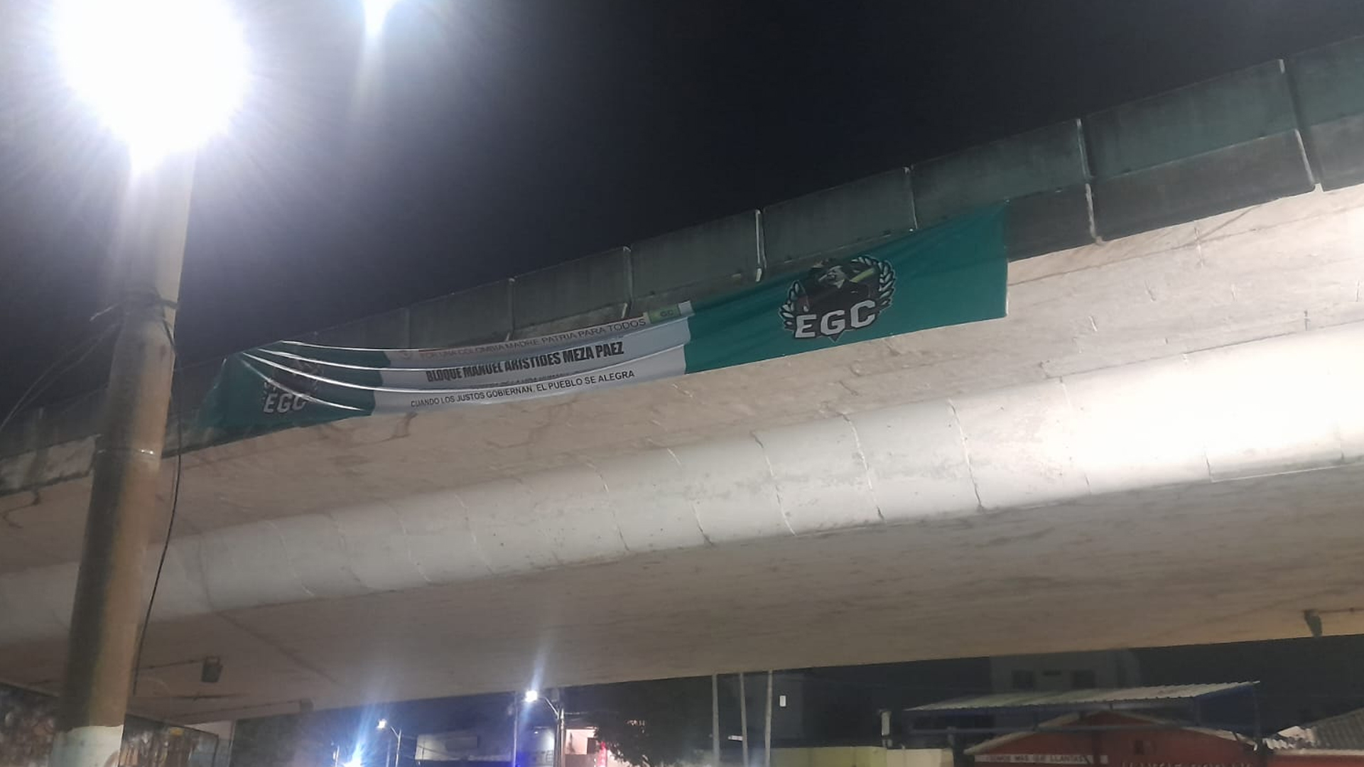 Cartel del Clan del Golfo instalado en el puente de la avenida Murillo