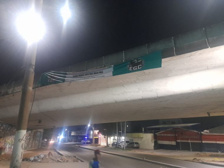 Cartel de las Autodefensas Gaitanistas de Colombia puesto sobre un puente de la ciudad. 