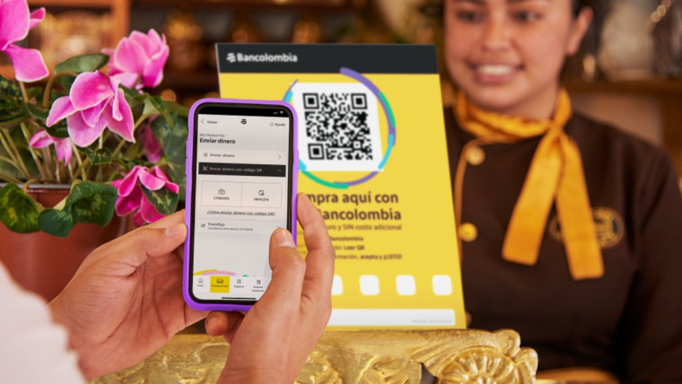 Usuario de Bancolombia haciendo pago a través de QR