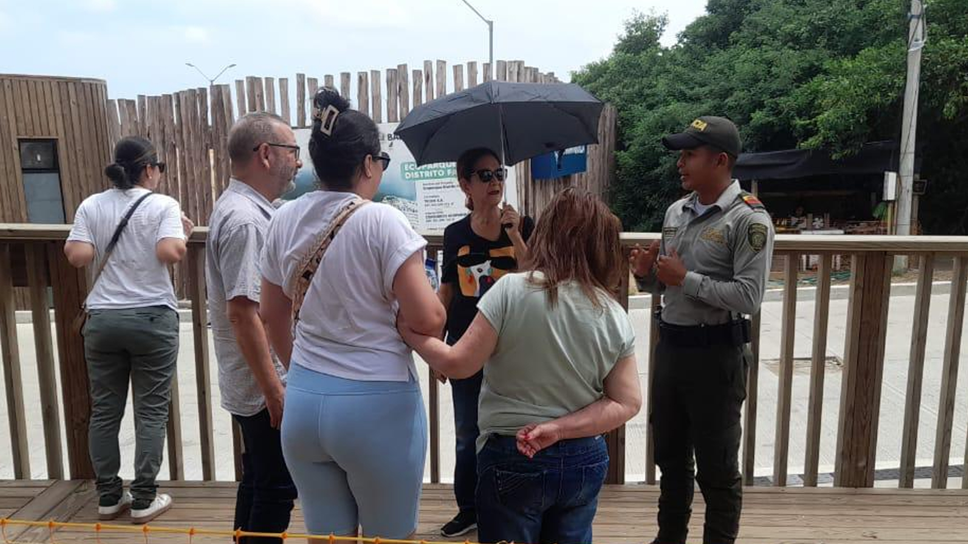 Policías guiando a turistas en la Ciénaga Mallorquín