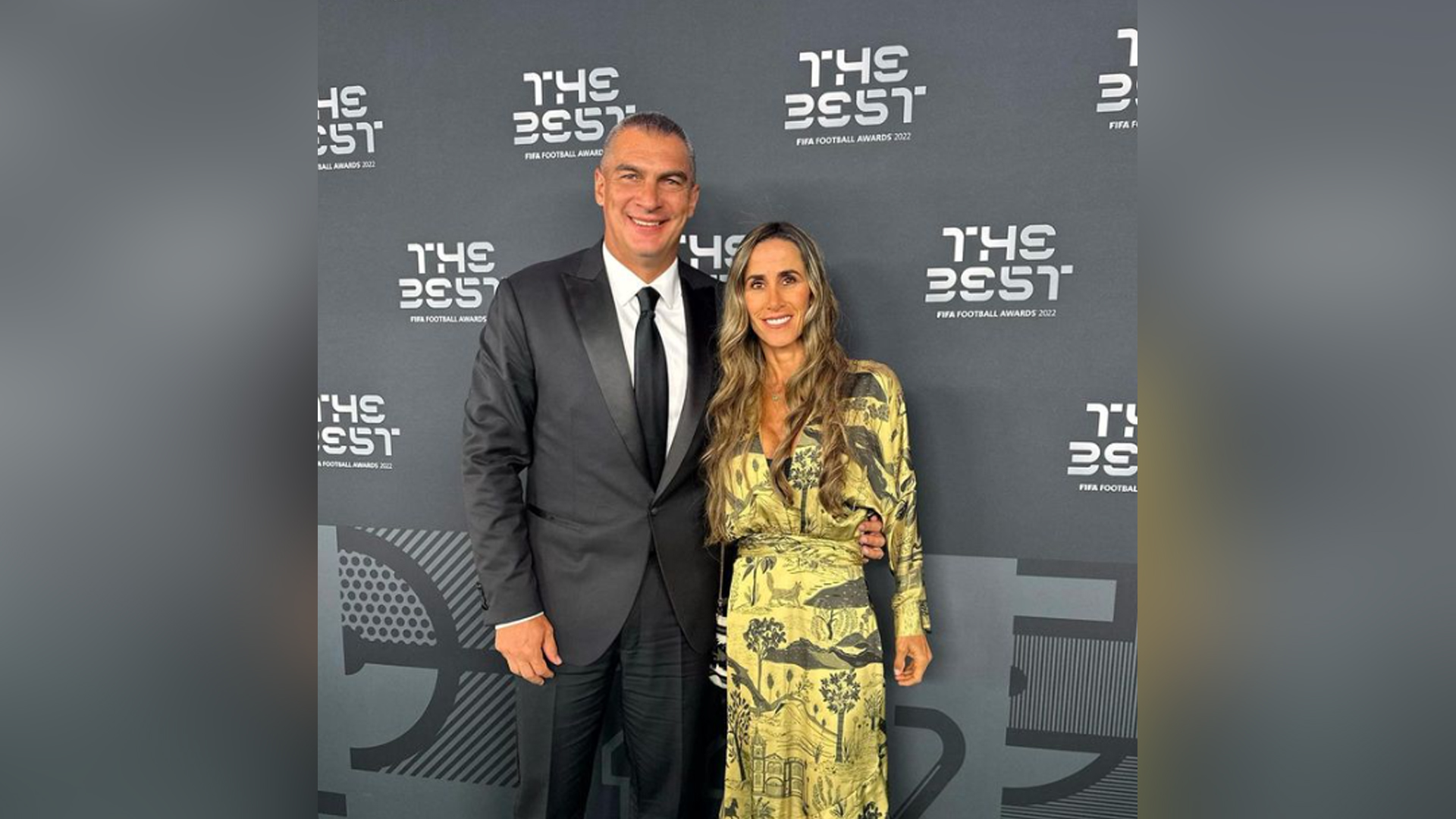 Faryd Mondragón junto a su esposa en la gala de los Premios The Best