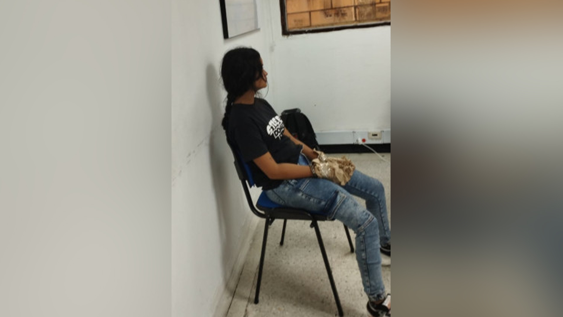 La joven con las manos envueltas con bolsas para evitar que se perdieran rastros de pólvora