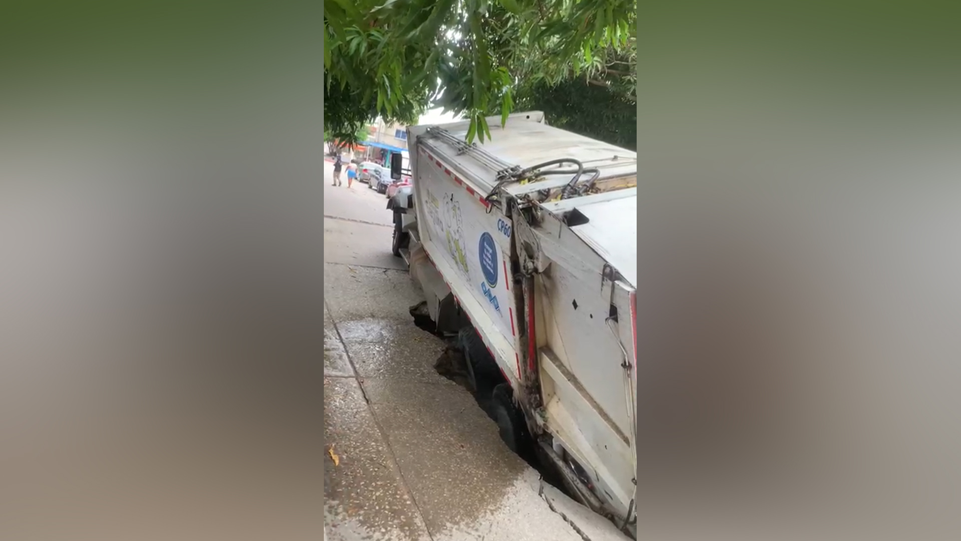 El camión de basura dentro del socavón