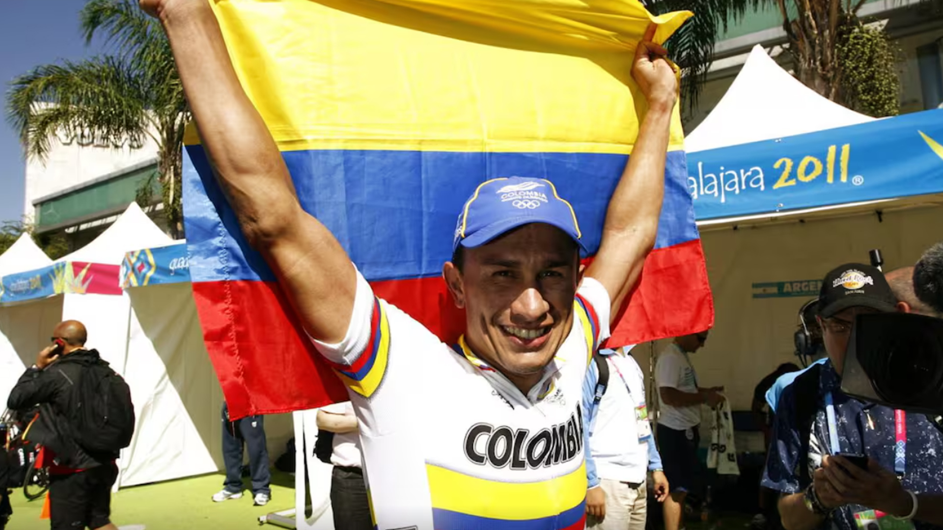 Fotografía de archivo del 10 de octubre de 2011 del ciclista colombiano Marlon Pérez, celebrando tras ganar la medalla de oro en la contrarreloj individual masculina de ciclismo de ruta de los Juegos Panamericanos de Guadalajara (México). 