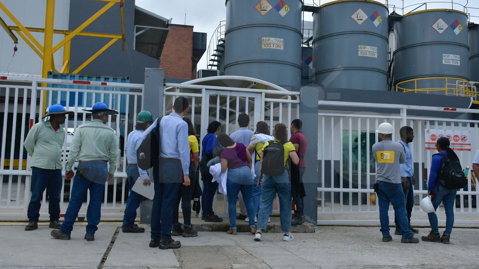 Trabajadores al ser evacuados de la fábrica