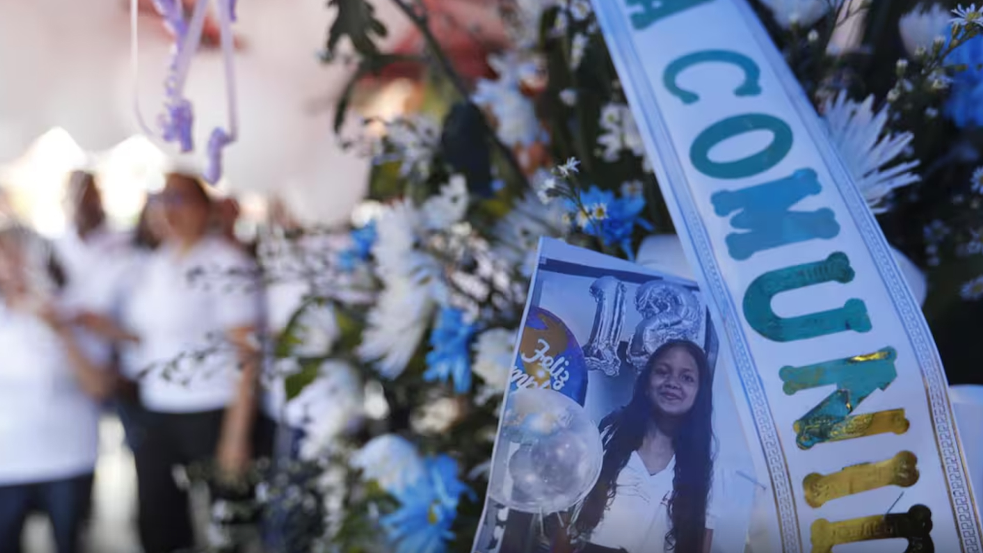 Personas se reúnen en la casa en dónde vivía Sofía Delgado niña de 12 años asesinada, este viernes en Candelaria