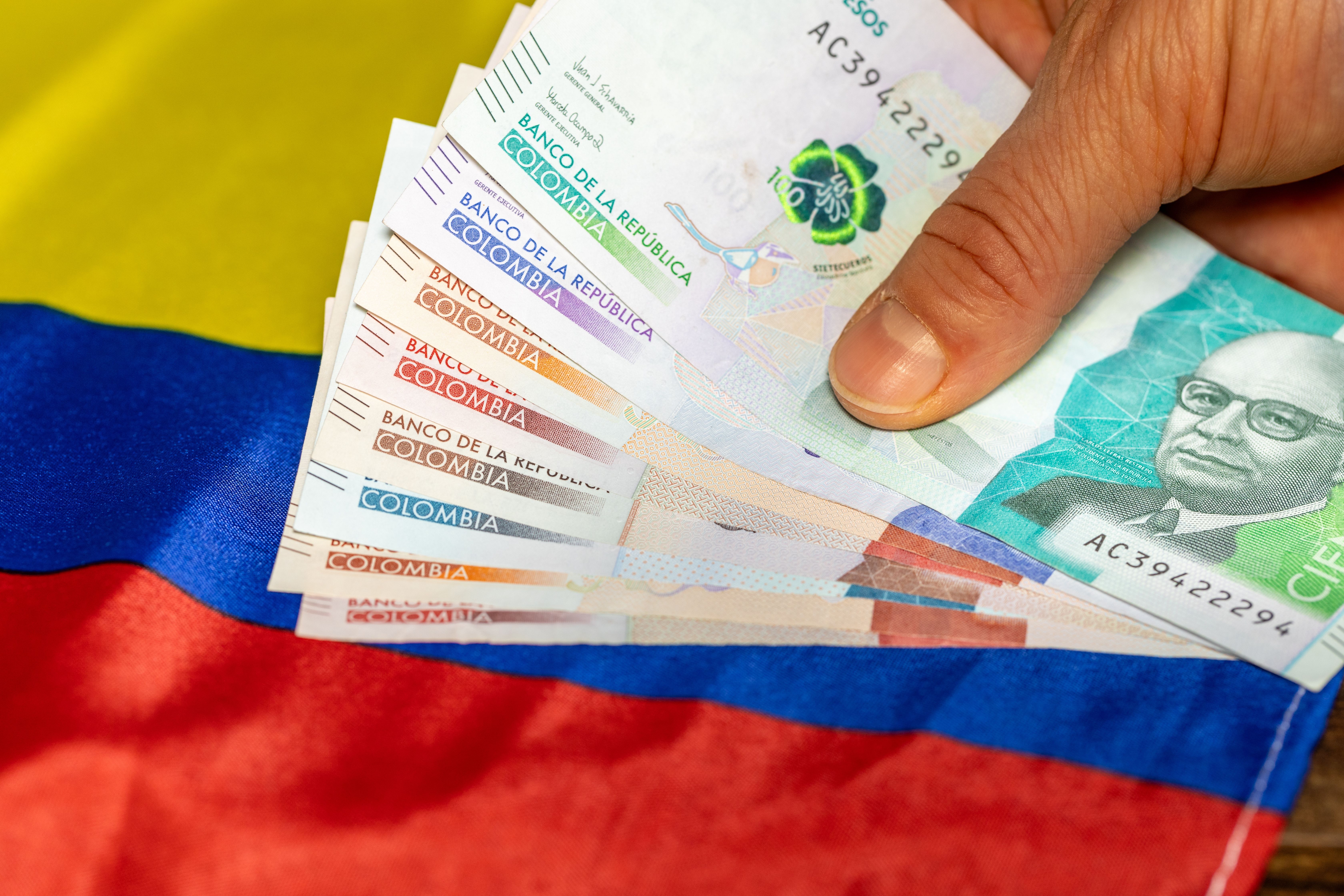 Dinero colombiano contándose.