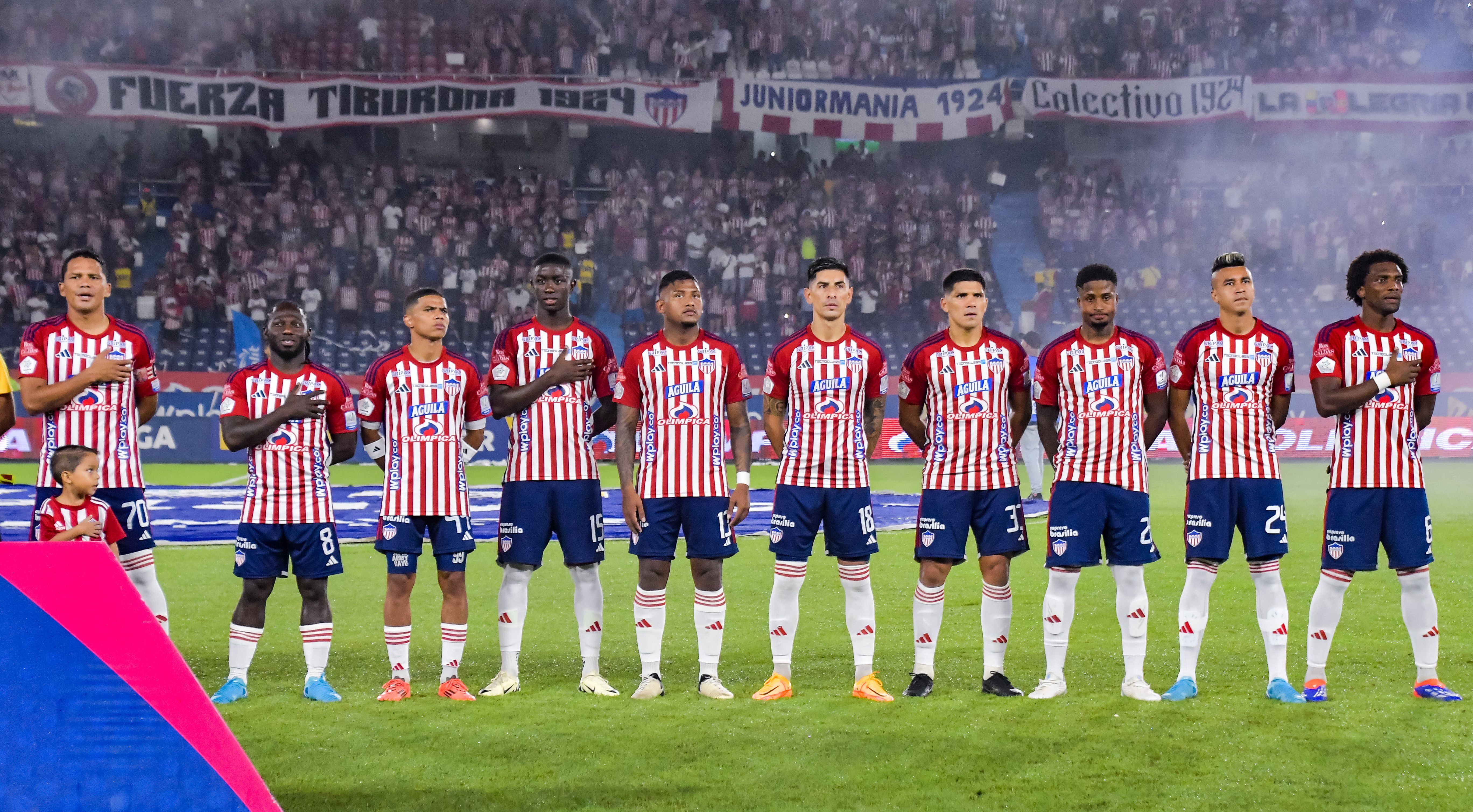 Jugadores de Junior en el campo de juego antes de iniciar un partido.