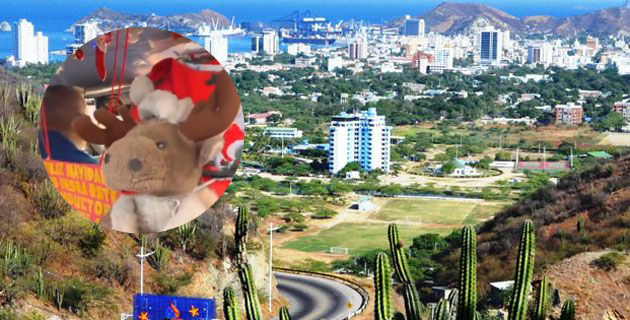 Un taxi decorado para Navidad en Santa Marta.