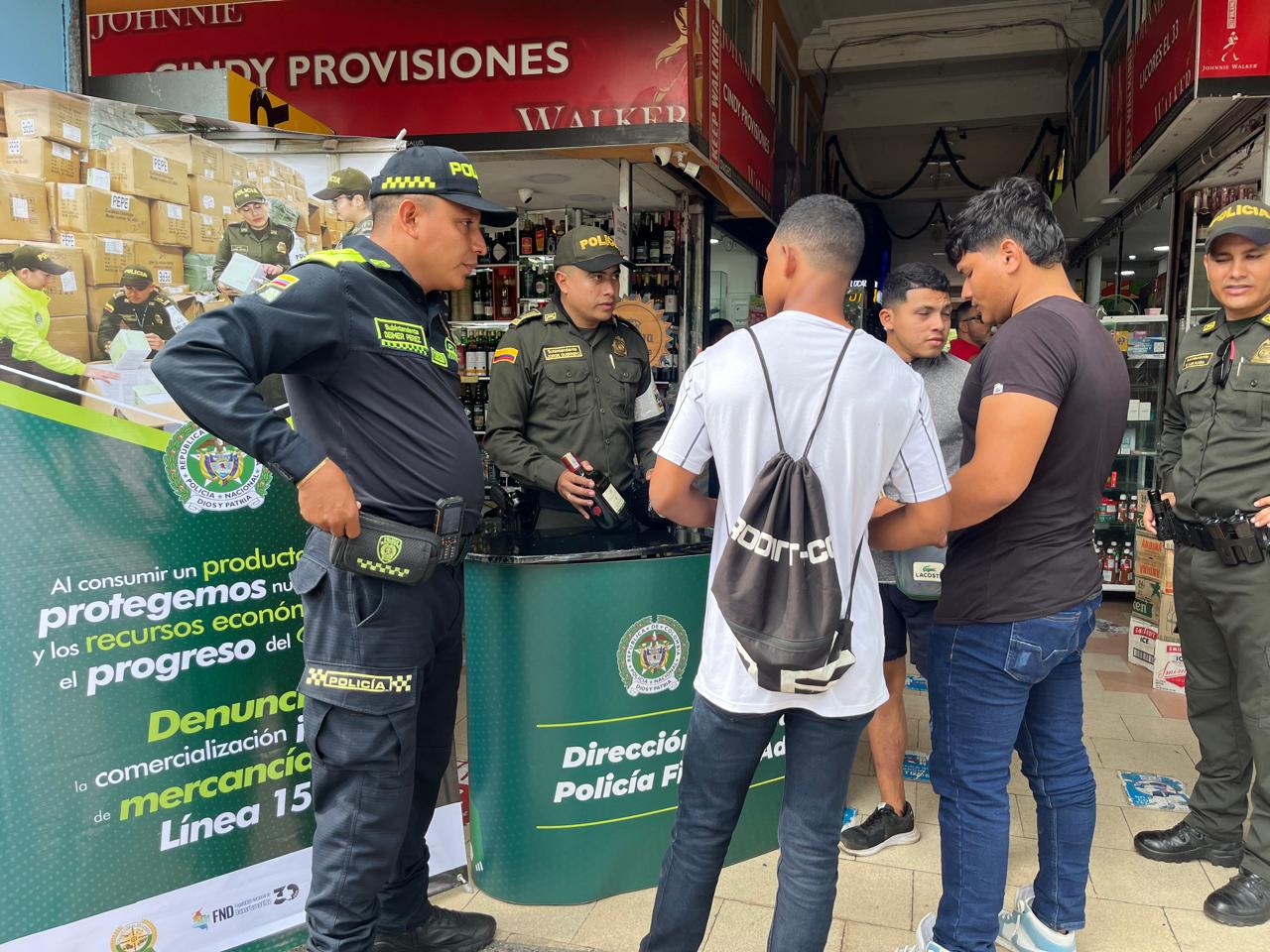 Policía llevando a cabo el 'Plan Anticontrabando'.