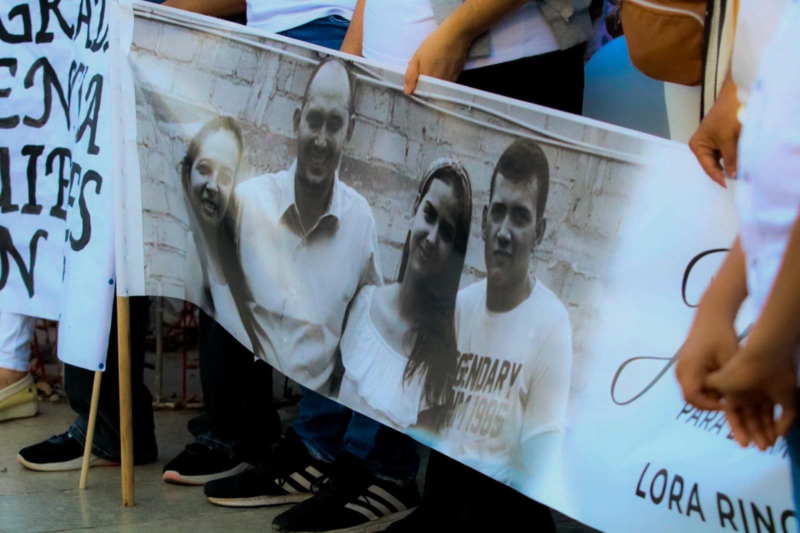 Familia Lora Rincón en un cartel.