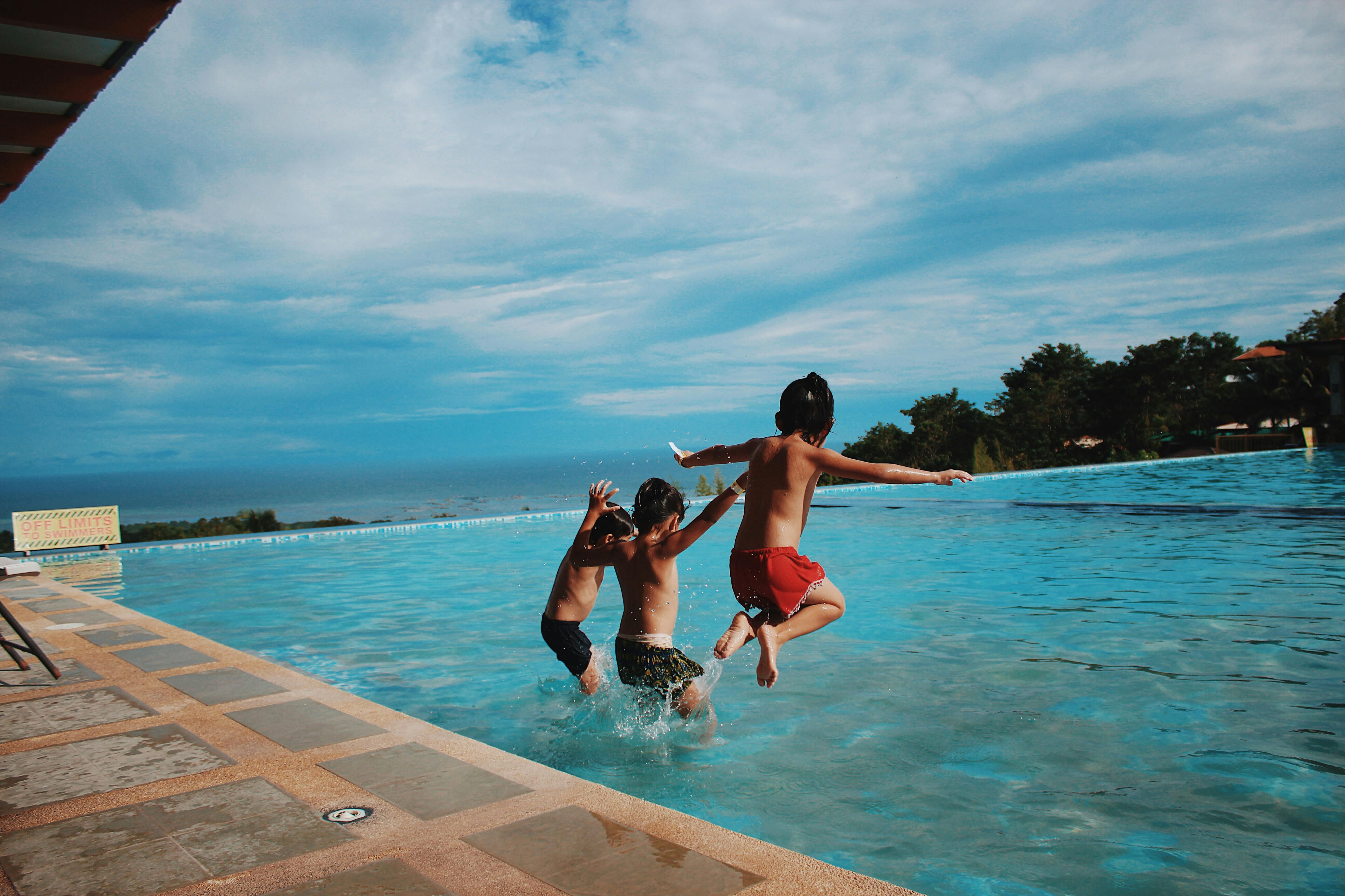 Imagen referencial de niños jugando en una piscina.