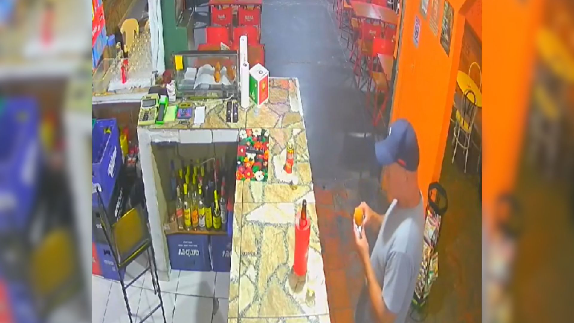 Captura de video de explosión de empanada en la cara de cliente.