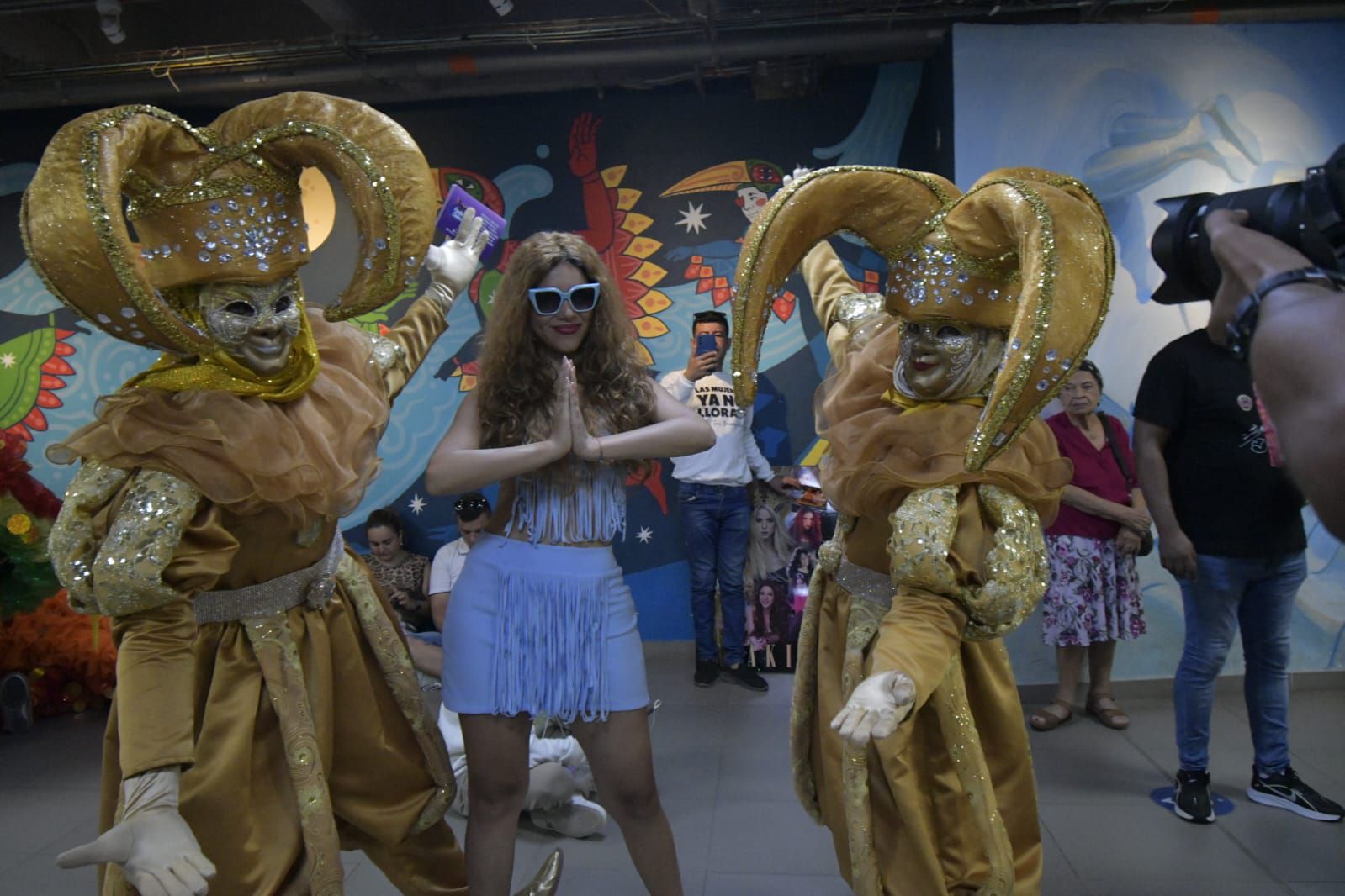 Imitadora de Shakira en el aeropuerto Ernesto Cortissoz, de Barranquilla.