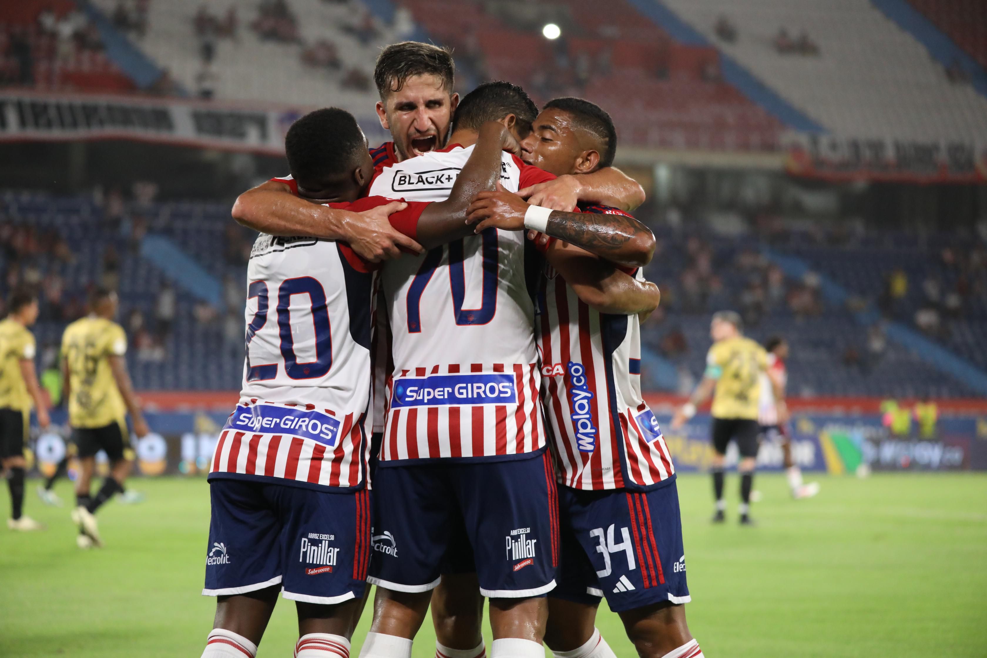 Jugadores de Junior celebrando un gol.