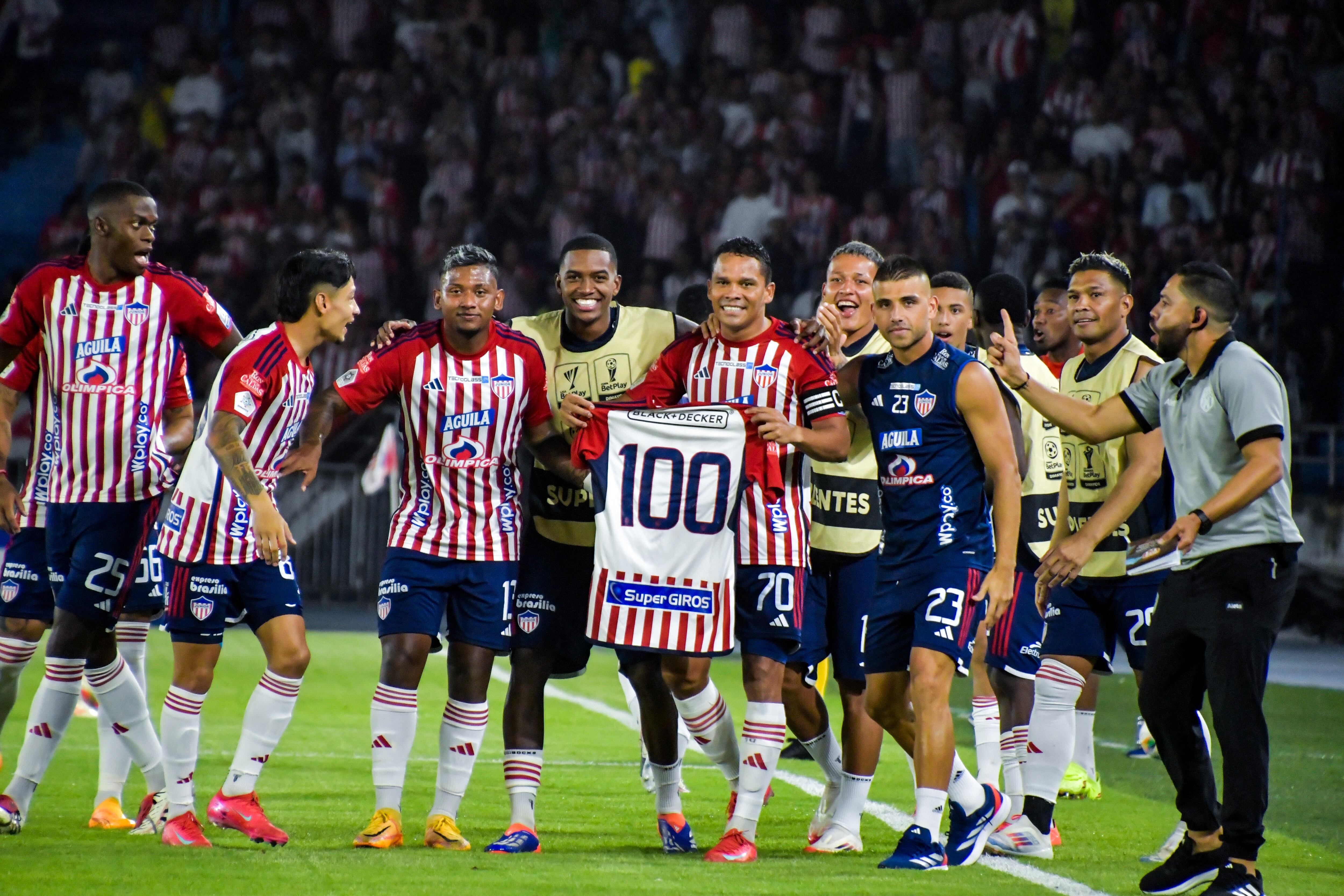 Jugadores de Junior celebrando un gol.