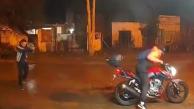 El momento exacto en el que el policía vestido de civil acciona su arma de fuego