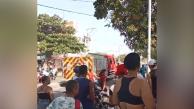 Momento en que la máquina del cuerpo de bomberos llega hasta la vivienda