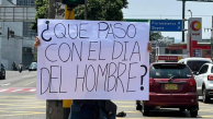 La mujer salió con su letrero a las calles de Bucaramanga