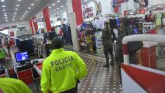 Oficiales de la Policía en medio  del operativo, ejecutado en diferentes sedes del establecimiento comercial. 