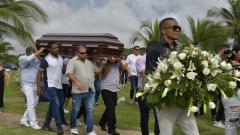 Allegados cargaban el ataud, el cual era conducido hasta el camposanto del Cementerio Jardines de La Eternidad Norte, ubicado en Puerto Colombia