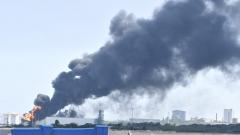 Vista del humo producido por el voraz incendio en Barranquilla.