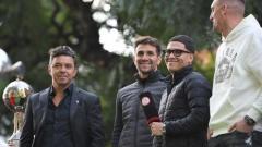 Juan Fernando Quintero en medio del homenaje a Gallardo junto a Franco Armani y Leonardo Ponzio.