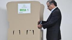 Gustavo Petro durante su voto