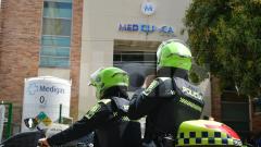 Policías merodean por los alrededores del centro médico en el que fue perpetrado el ataque