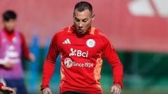 El delantero Eduardo Vargas en el último entrenamiento de la selección de Chile antes de viajar a Barranquilla.