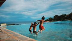 Imagen referencial de niños jugando en una piscina.