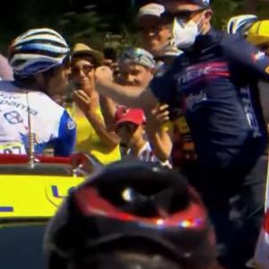 Momento en que se produce el bofetón accidental del auxiliar del Trek para Pinot.  Bofetada accidental para Thibaut Pinot en la octava etapa del Tour.