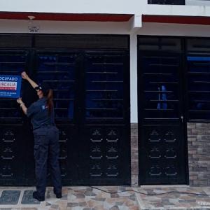 Miembros del CTI ocupan un inmueble decomisado a los ocho capturados. 