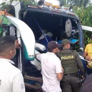 El bus intermunicipal perdió el control y se saliera de la vía que de Manatí comunica a Sabanalarga.