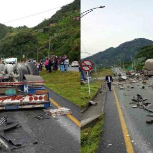 Algunos vehículos involucrados en el accidente. 