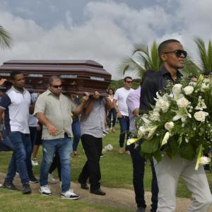 Allegados cargaban el ataud, el cual era conducido hasta el camposanto del Cementerio Jardines de La Eternidad Norte, ubicado en Puerto Colombia