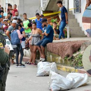 Cuando los hoy occisos transitaban por la calle anteriormente mencionada, sujetos en una motocicleta habrían pasado a su lado realizando disparos