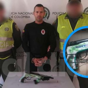 el sujeto capturado por las autoridades y el arma que fue hallada bajo su poder. 