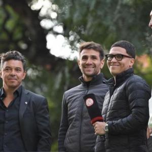 Juan Fernando Quintero en medio del homenaje a Gallardo junto a Franco Armani y Leonardo Ponzio.