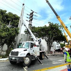 Aspecto de las labores de Air-e en uno de los barrios de la ciudad de Barranquilla